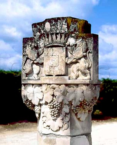 Crest on column at entrance to Chteau dYquem   Sauternes Gironde France   Sauternes  Bordeaux