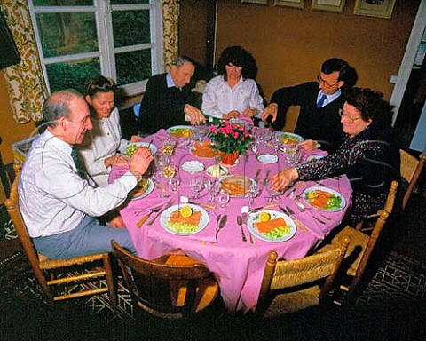 1015159_French_family_at_dinner.jpg