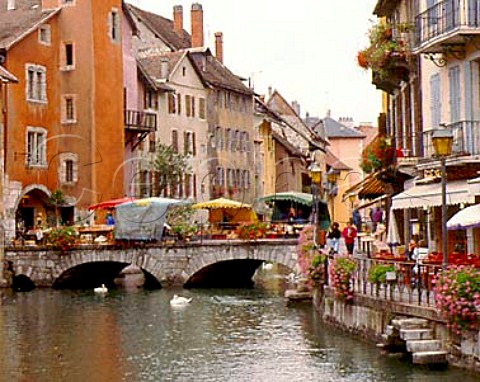 Market stalls on a bridge over the Canal du Thiou in   the center of Annecy near Geneva  HauteSavoie   France RhneAlpes