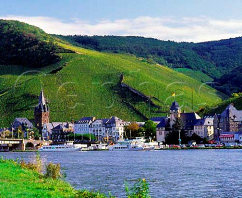 The town of Bernkastel on the River Mosel   overlooked by the Doctor vineyard bathed in morning   sunshine  Germany     Mosel