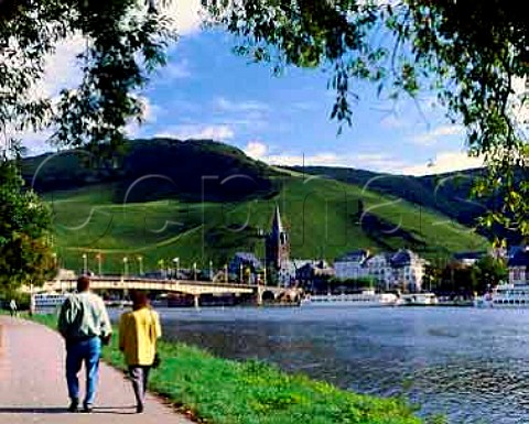 The town of Bernkastel on the River Mosel   overlooked by the Doctor vineyard bathed in morning   sunshine Germany      Mosel