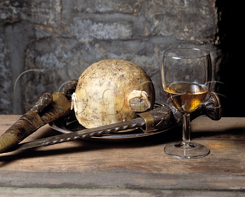 Haggis and glass of Whisky with a dirk