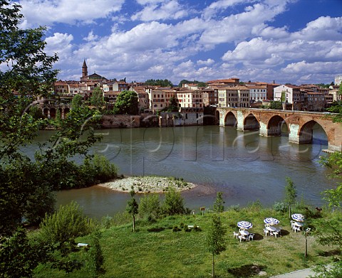 Bridge over the River Tarn to the old town of Albi   Tarn France