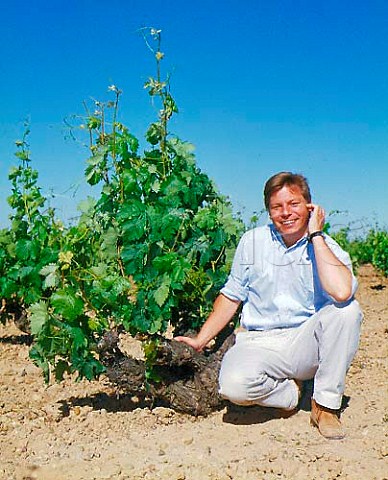 Peter Sisseck with 60year old Tinto Fino vine in   one of the vineyards of Dominio de Pingus La Horra   Castilla y Len Spain    Ribera del Duero