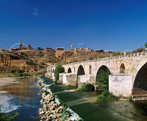 The Roman bridge over the River Duero below the   ancient wine town of Toro Castilla y Len Spain     Toro