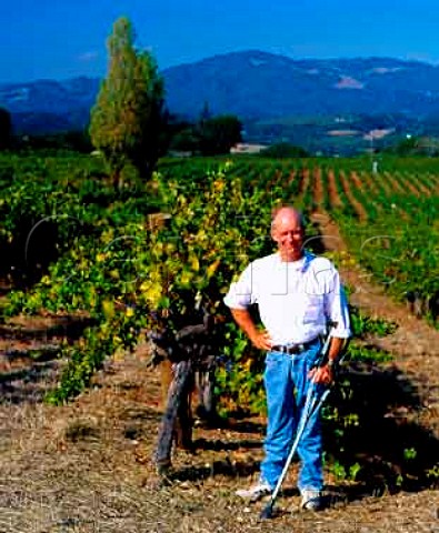 Patrick Campbell of Laurel Glen in his   Cabernet Sauvignon vineyard high on the slopes   of Sonoma Mountain Glen Ellen Sonoma Co   California      Sonoma Mountain  AVA