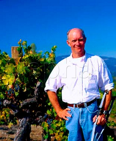 Patrick Campbell of Laurel Glen in his   Cabernet Sauvignon vineyard high on the slopes   of Sonoma Mountain Glen Ellen Sonoma Co   California      Sonoma Mountain  AVA