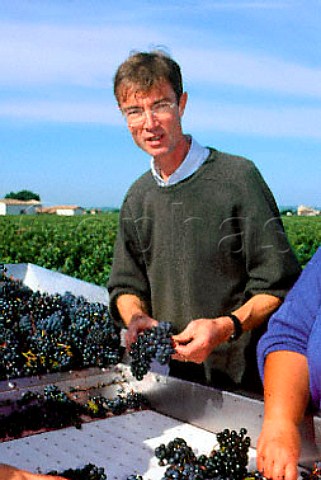 Alexandre Thienpont at the sorting table   in vineyard of Vieux Chteau Certan   Pomerol Gironde France   Pomerol  Bordeaux