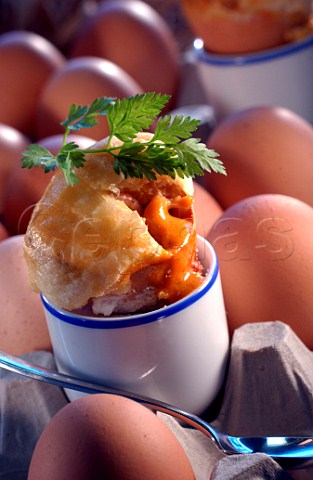 Egg filled with shrimps and covered with puff pastry
