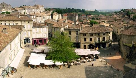 Terrace caf  restaurants set out in the main square of Stmilion Gironde France Stmilion    Bordeaux