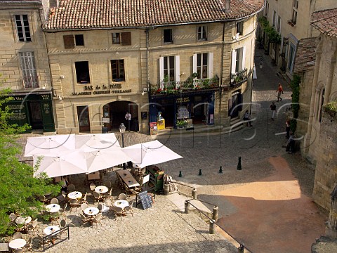 Terrace caf  restaurants set out in the main   square of Stmilion Gironde France Stmilion    Bordeaux