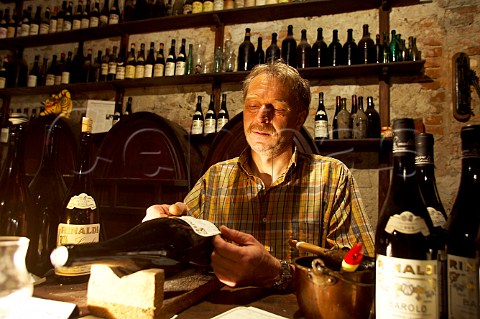 Beppe Rinaldi hand labelling bottles of wine   Giuseppe Rinaldi Barolo Piemonte Italy Barolo