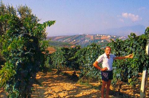 Emidio Pepe in vineyard at Torano Nuovo   Abruzzi Italy  Trebbiano dAbruzzo