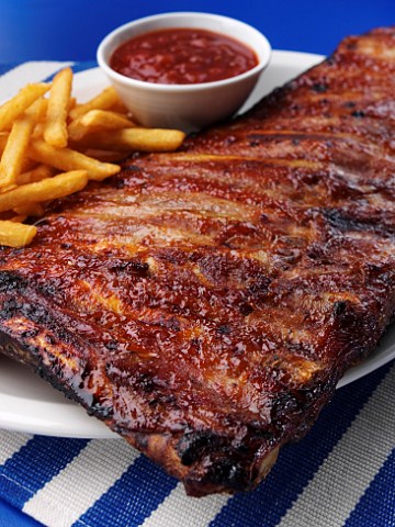 Barbecued ribs with chips and dip
