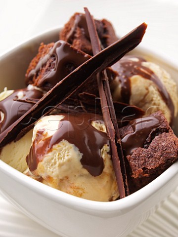 Vanilla icecream with brownies and chocolate
