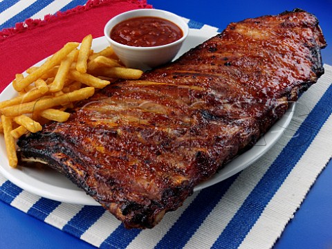 Barbequed ribs with chips and dip