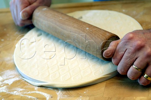 Rolling pastry on a lattice cutter