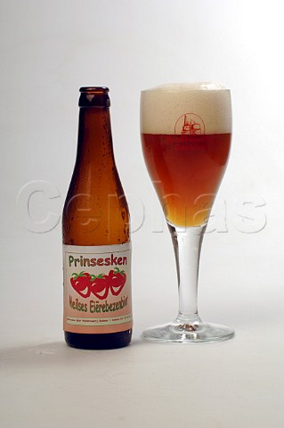 Bottle and Glass of Prinsesken Meilses Eirebezenbier strawberry fruit beer Huisbrouwerij Boelens Belgium