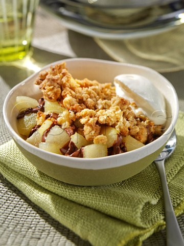 Pear crumble with cream