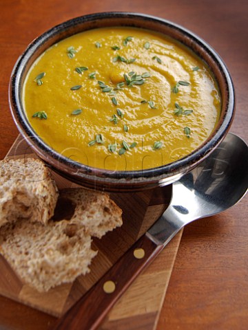 Carrot soup with brown bread