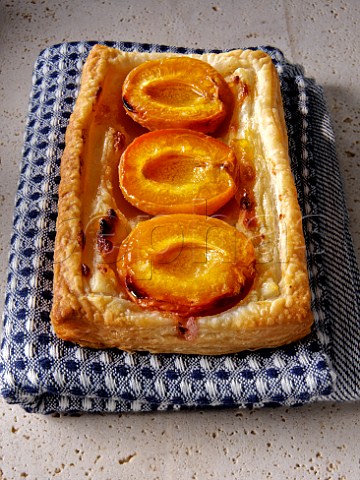 Fruit tart with apricot filling