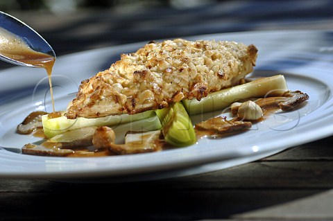 Chicken coated in hazelnuts with leek and mushrooms