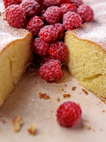 Almond sponge cake with raspberries