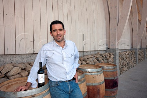 German Lyon winemaker of Prez Cruz with bottle of Cabernet Sauvignon Reserva 2009  Maipo Alto Chile   Maipo Valley
