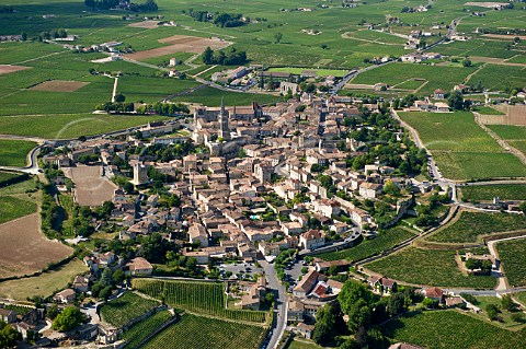Stmilion surrounded by its vineyards Gironde France  Saintmilion  Bordeaux