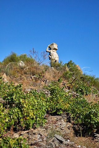 Statue of a grape picker by old terraced vineyard in the valley of the Ro Sil  Doade Galicia Spain  Ribeira Sacra  subzone Amandi