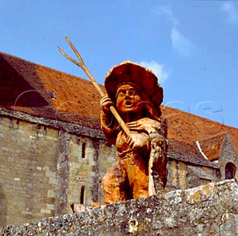 Statue of Jacquou le Croquant in the bastide town   of Domme Dordogne France   A fictitious figure he symbolises the peasants   revolt against royalty 30 years after the revolution   of 1789