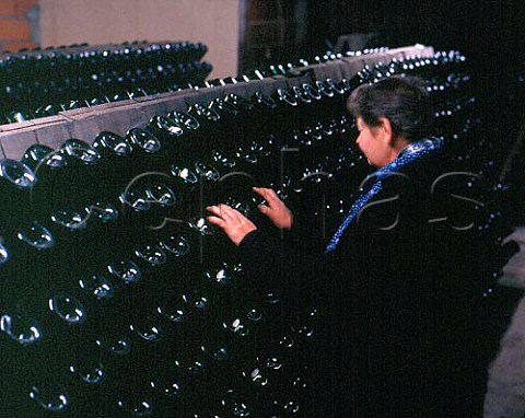 Yvonne Pitie remueur turns 50000 bottles of   Blanquette de Limoux a day   Jean Babou Limoux Aude France