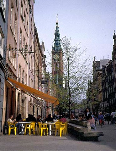 Pavement caf in Ulica Dluga with the tower of the   Main Town Hall beyond Gdansk Poland