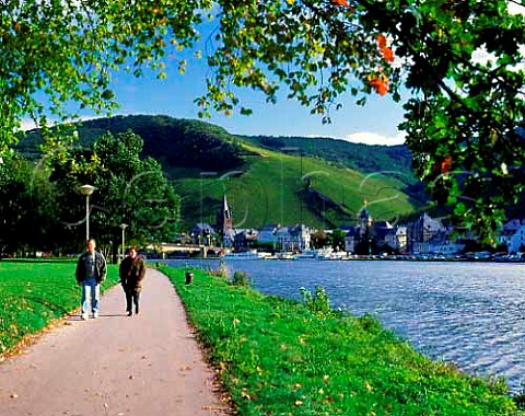 The town of Bernkastel on the River Mosel   overlooked by the Doctor vineyard bathed in morning   sunshine      Mosel