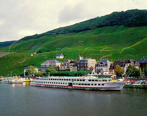 Tourist boat moored at Bernkastel with Graben   vineyard beyond  Germany    Mosel
