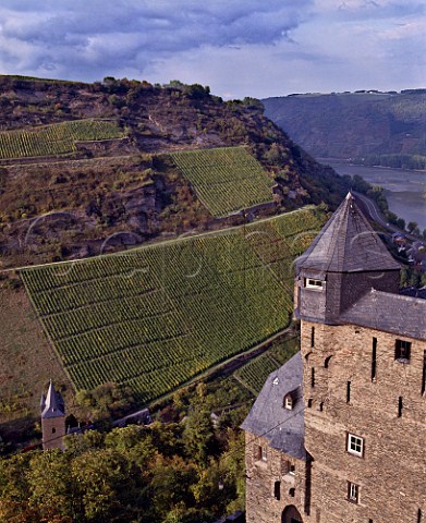 Burg Stahleck castle standing above Bacharach town on the west bank of the Rhine with Posten vineyard on the facing hillside Germany    Mittelrhein