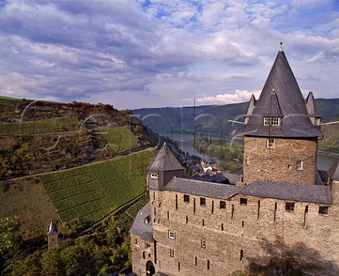 Burg Stahleck castle standing above Bacharach town   on the west bank of the Rhine with Posten vineyard   on the facing hillside   Germany  Mittelrhein