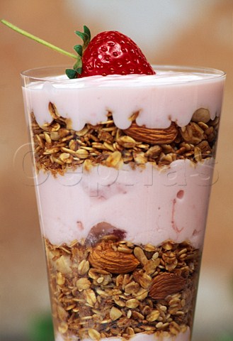 Strawberry yoghurt and muesli sundae