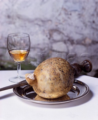 Haggis and glass of Whisky with a dirk