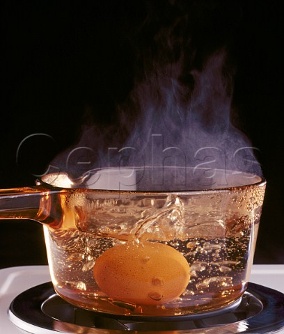 Boiling an egg in a pyrex saucepan