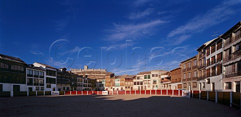 The Plaza del Coso  laid out for a bullfight  with the castle on its hill above the town Peafiel Castilla y Len Spain    Ribera del Duero