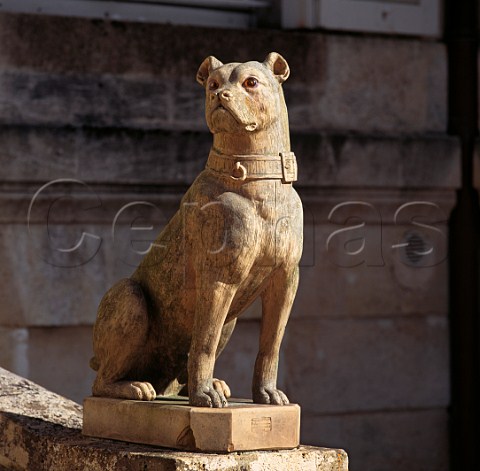 Dog statue at Chteau PichonLonguevilleComtessedeLalande Pauillac Gironde France  Mdoc  Bordeaux