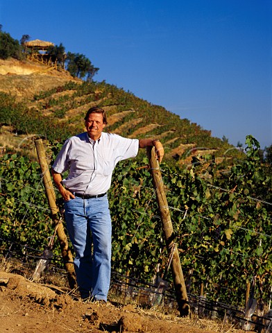 Aurelio Montes with on slope beyond his Le Folly   vineyard planted with Syrah   At Apalta in the   Colchagua Valley Chile        Rapel
