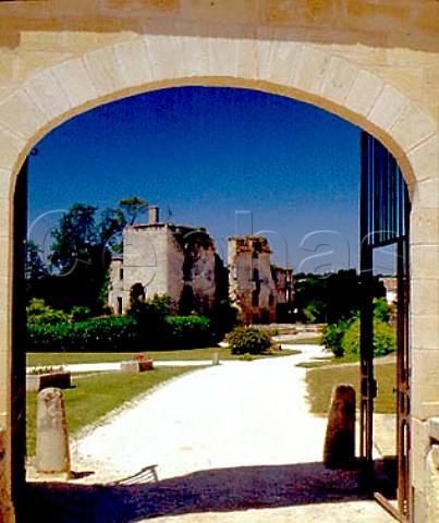 Ruins of 12th century castle seen through archway at   Chteau dAiguilhe StPhilippedAiguille Gironde   France  Ctes de Castillon  Bordeaux