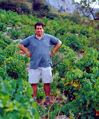 Herv Bizeul of Domaine du Clos des Fes in his   DonnerPelut vineyard above Vingrau   PyrnesOrientales France  Ctes du Roussillon