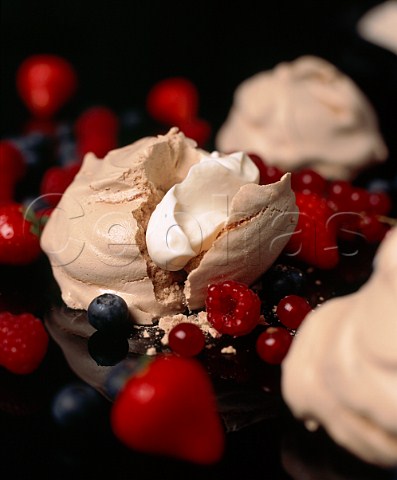 Meringue with fresh berry fruits and cream