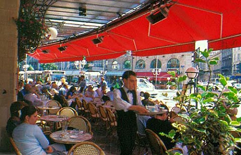 Terrace seating outside Caf Rgent   restaurant  bar in Place Gambetta   Bordeaux Gironde Aquitaine France