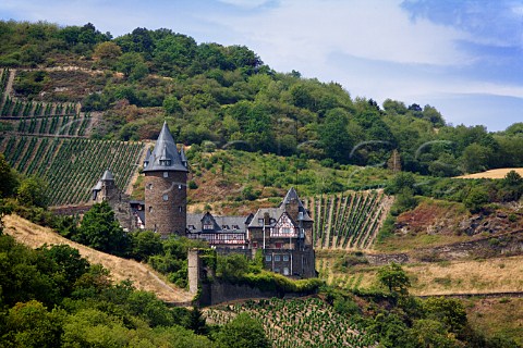 Burg Stahleck castle above Bacharach on the Rhine   with Furstental vineyard below the castle and Posten   vineyard in the distance Germany Mittelrhein