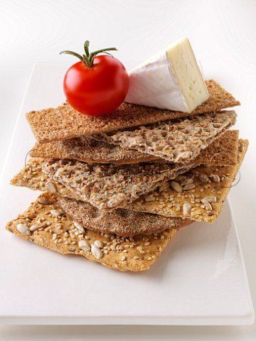 Crispbreads with Brie and tomato
