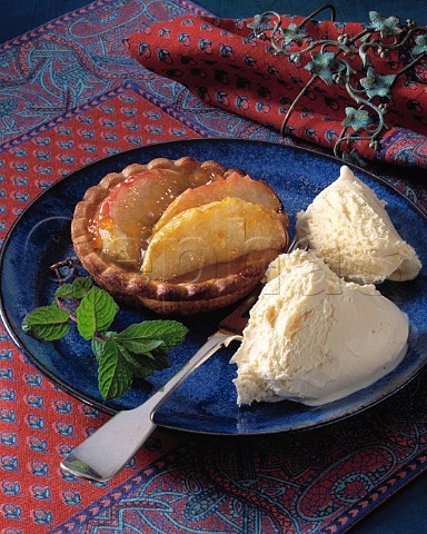 Apple tart with icecream